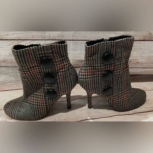 Diba Women's Multi-Color Plaid Ankle Booties Size 6. - Picture 7 of 9